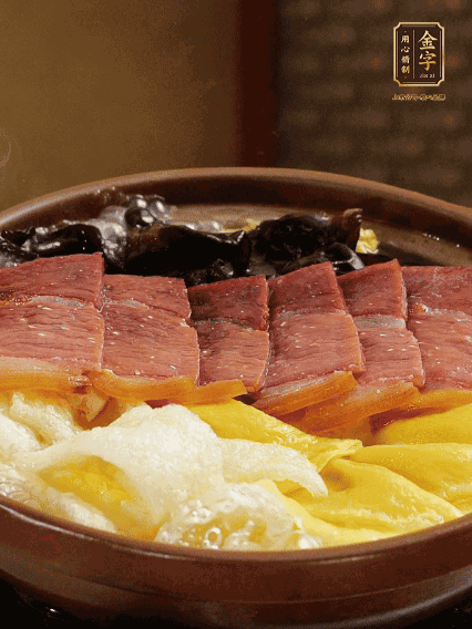 最后胡椒粉調(diào)味，撒小蔥花點(diǎn)綴