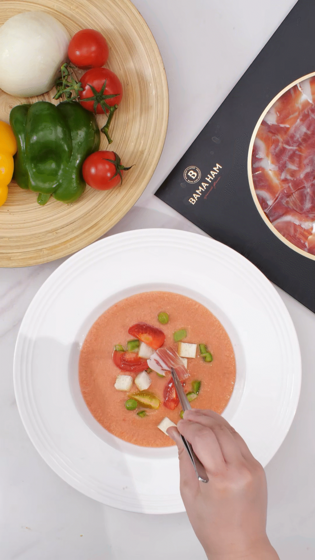 擺盤時(shí)，加入青豆，面包丁，黃瓜丁，烤面包丁，番茄丁