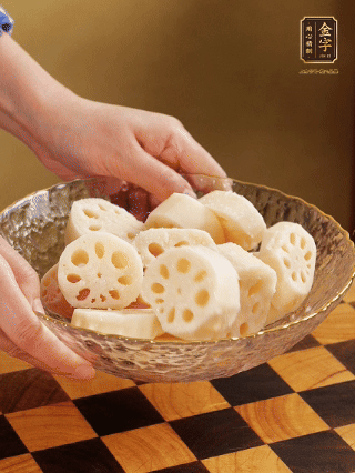 蓮藕洗凈削皮，切大塊，用鹽、糖腌制30分鐘。