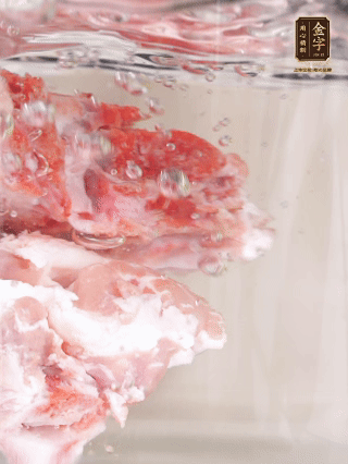 豬骨冷水下鍋，加蔥姜、料酒焯水4分鐘。