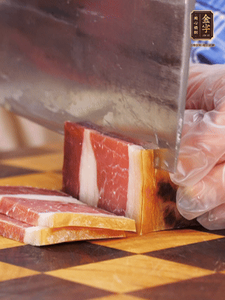 金字火腿切片，溫水浸泡5分鐘