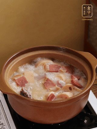 豬油潤鍋，豬骨、姜片煸出油脂香，再依次下開水、蓮藕、火腿，大火燒開