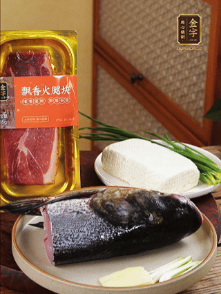 花鰱魚頭處理干凈（刮黑膜、除貼骨血、拔魚牙、剪魚鰭、刮凈魚肉表面雜質），從中間劈開成兩半，擦干水分