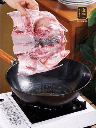 鍋里油燒熱（一半豬油、一半玉米油），放入魚頭，把魚頭煎至少兩面金黃