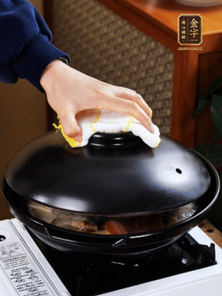 大火燒開，大火煮10~15分鐘。放入切好的豆腐，再煮5分鐘