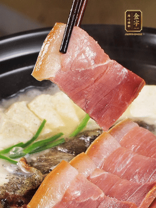 加入一丟丟鹽，撒點胡椒粉，蔥段點綴