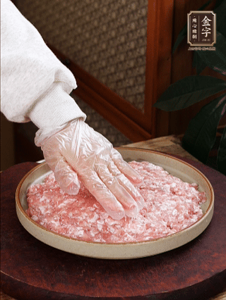 依次鋪肉末，碼入雞蛋豆腐，再鋪上金字香腸。