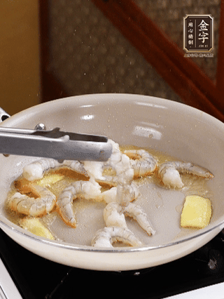 秘制煲仔飯醬油：2勺蒸魚豉油、半小勺糖、1大勺清水攪拌均勻煮1分鐘