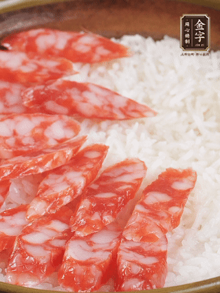 砂鍋加入半勺豬油、半勺花生油抹勻，倒入絲苗米，加水沒過大米一指高，蓋蓋大火煮至水分微干